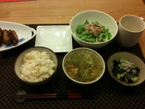 8月2日の夕飯、手羽先と水菜とシーチキンサラダもワカメとキュウリ酢の物と豆のスープ
