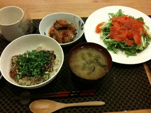 8月4日の夕飯、鰻飯とスモークサーモンとお味噌汁と唐揚げ