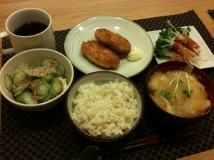8月8日の夕飯、豆腐とキュウリの冷奴と白身のフライと生ハムとお味噌汁